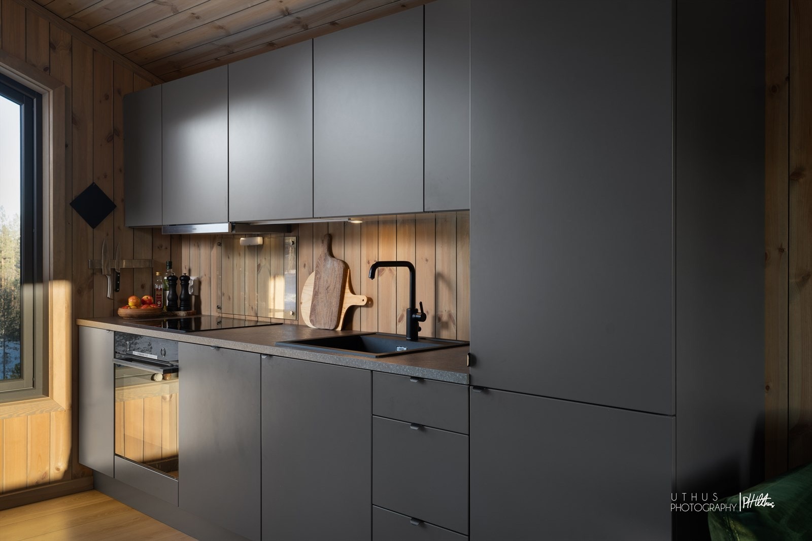 Moderne kjøkkeninnredning fra Huseby med glatte fronter og integrerte hvitevarer. Kjøkkenet er fra byggeår. Galleribilde