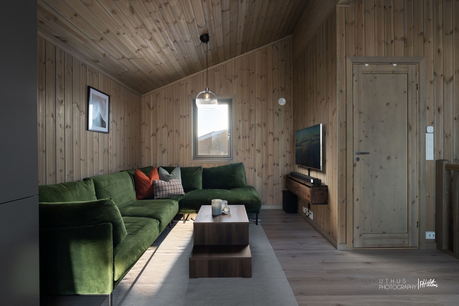 God plass til sofagruppe og tilhørende møblement. Galleribilde