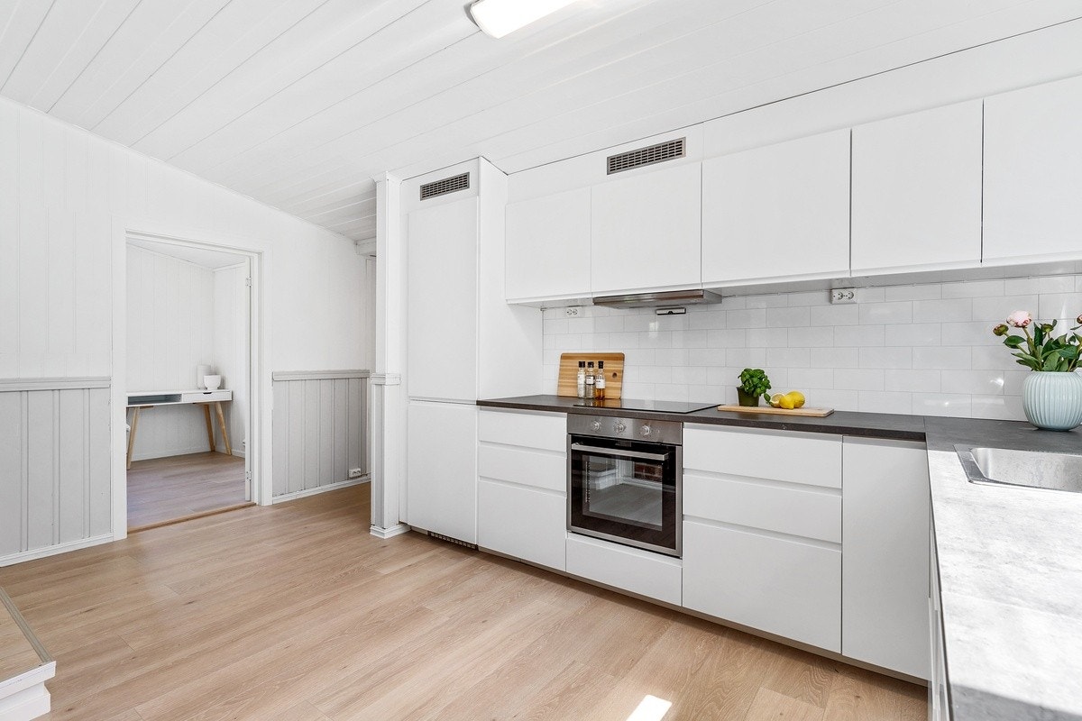 Helt nytt, innholdsrikt kjøkken med gode arbeidsflater og rikelig med skuffe- og skapløsninger. Galleribilde