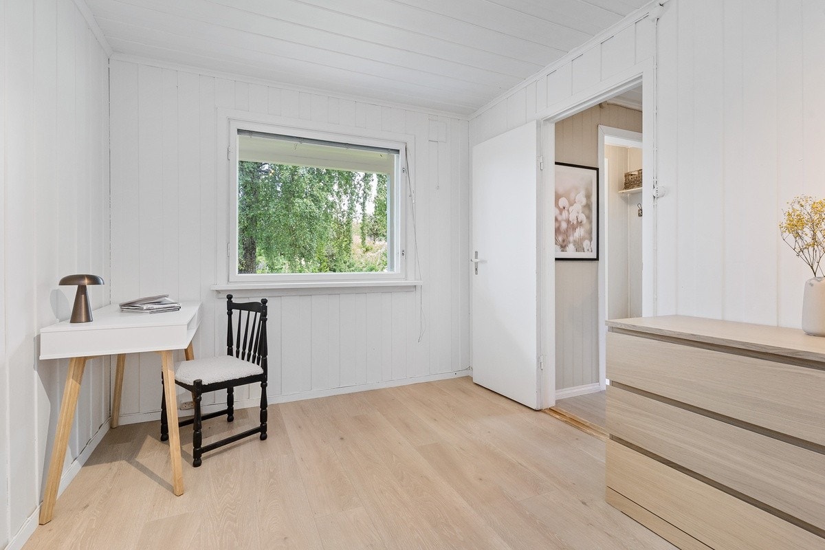 Soverom 4 er møblert med seng, skrivepult og garderobeløsning. Galleribilde