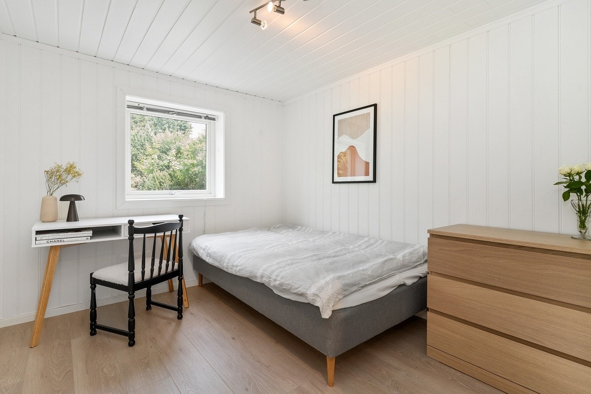 Soverom 2 er møblert med seng, skrivepult og garderobeløsning. Galleribilde