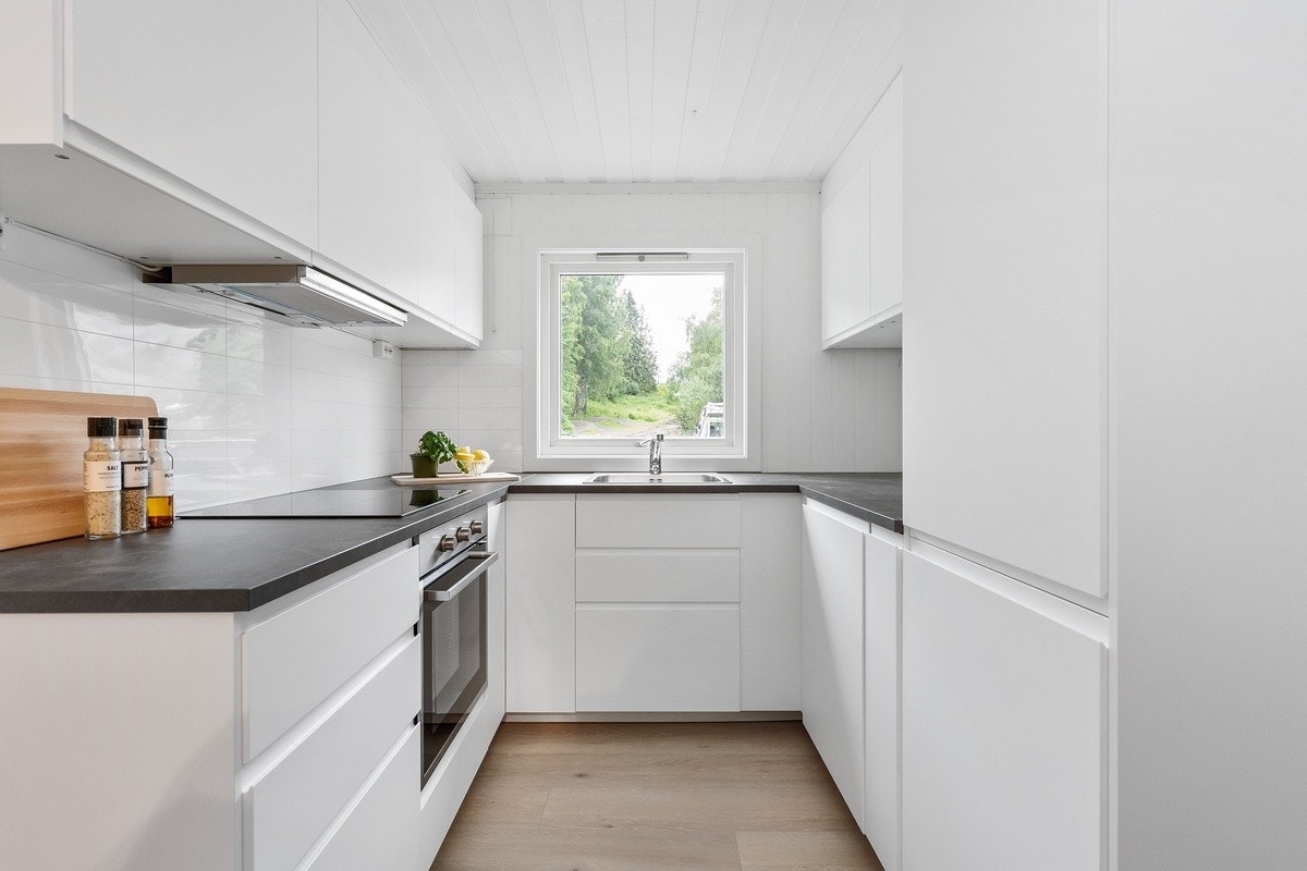 Helt nytt, innholdsrikt kjøkken med gode arbeidsflater og integrerte hvitevarer inkludert oppvaskmaskin. Galleribilde