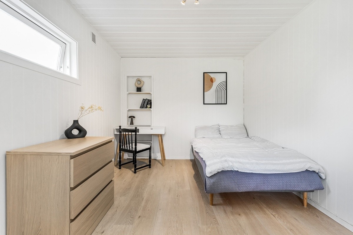 Soverom 1 er møblert med seng, skrivepult og garderobeløsning. Galleribilde