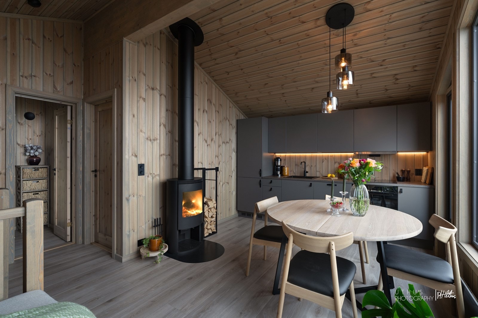 I 2. etasjen er det åpen stue-/kjøkkenløsning og en hyggelig peis å fyre i på kalde høst- og vinterdager. Galleribilde