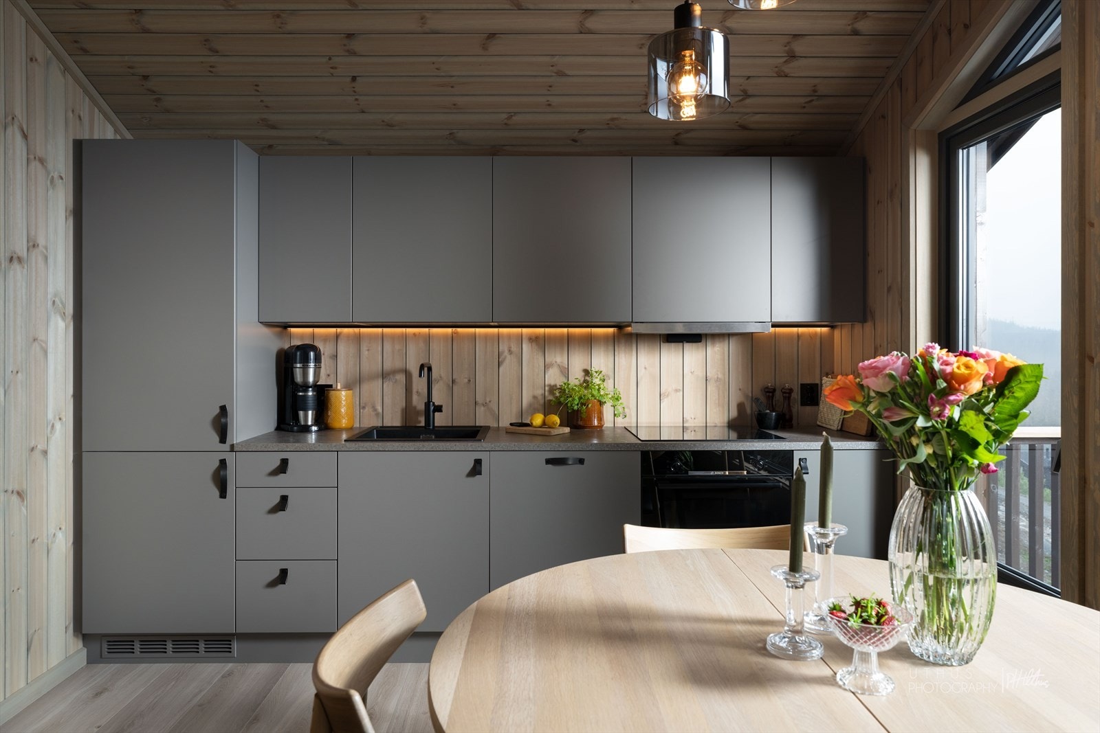 Kjøkkenet er fullt utstyrt med integrerte hvitevarer - blant annet kjøl/fryseskap, oppvaskmaskin, platetopp og stekeovn. Galleribilde