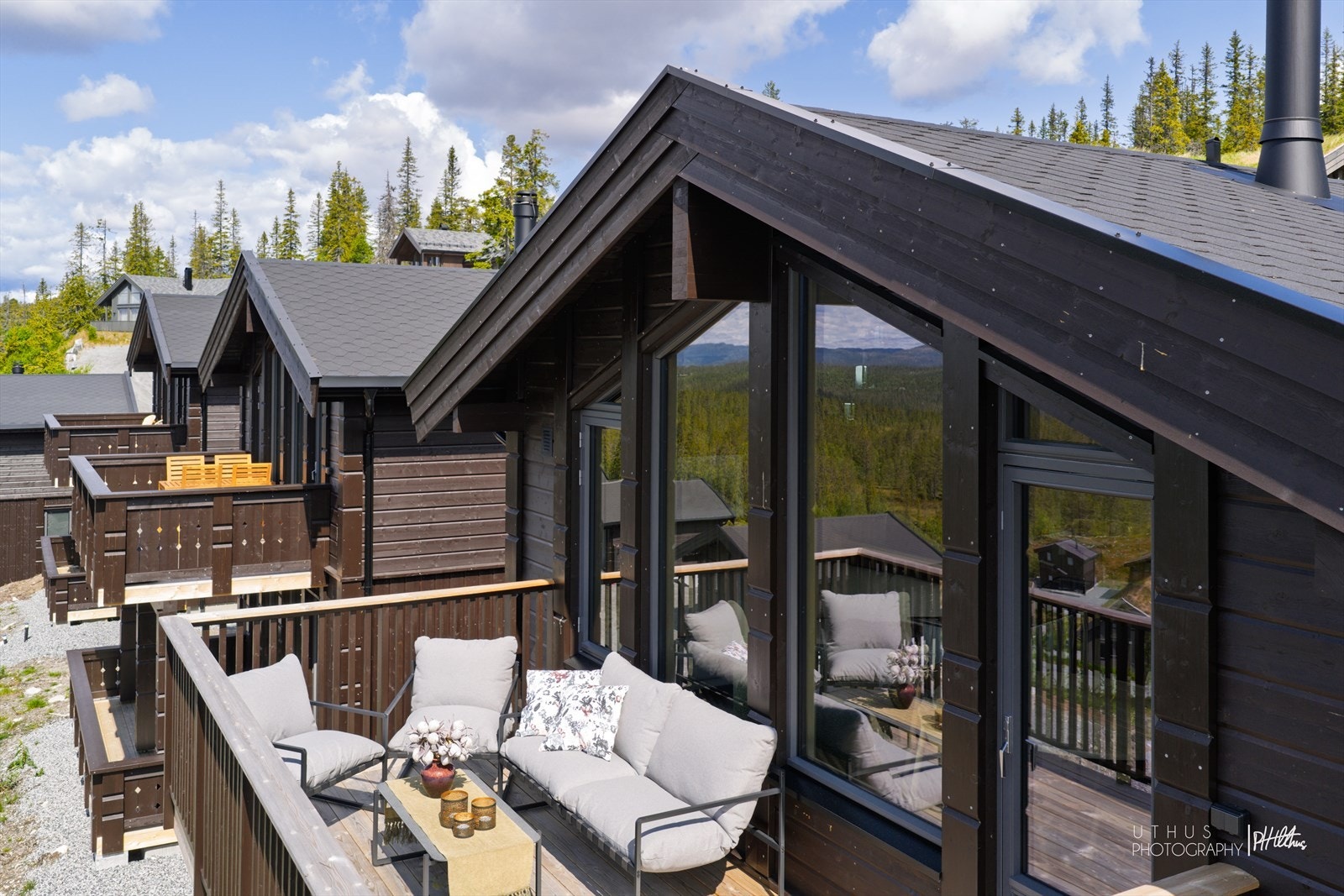 Her kan man sitte og nyte den vakre utsikten over fjellandskapet. Galleribilde