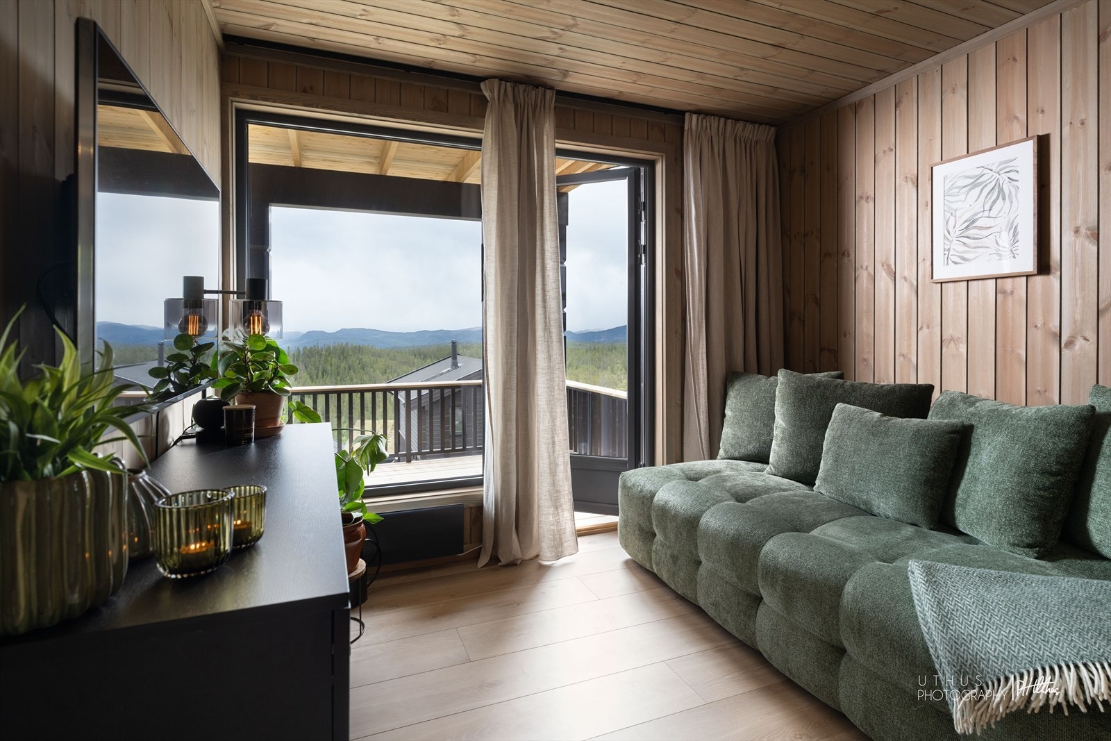 Hyggelig TV-/kjellerstue med adkomst til veranda. Galleribilde