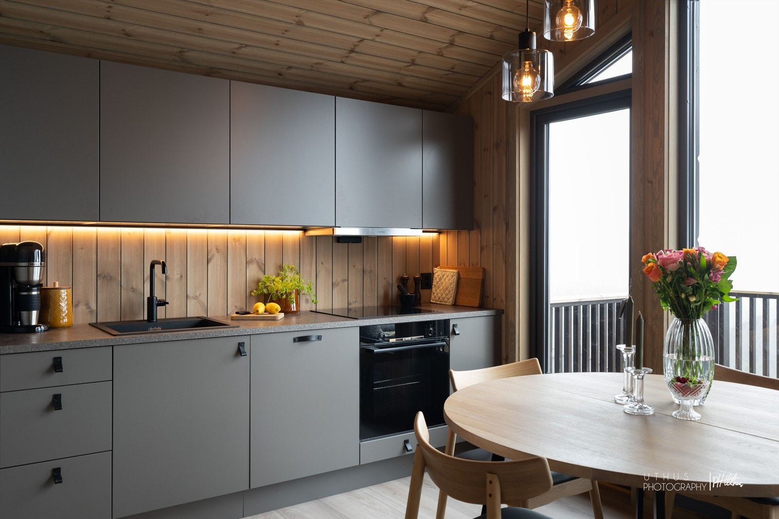 Moderne kjøkkeninnredning fra Huseby med slette, grå fronter og laminat benkeplate. Galleribilde