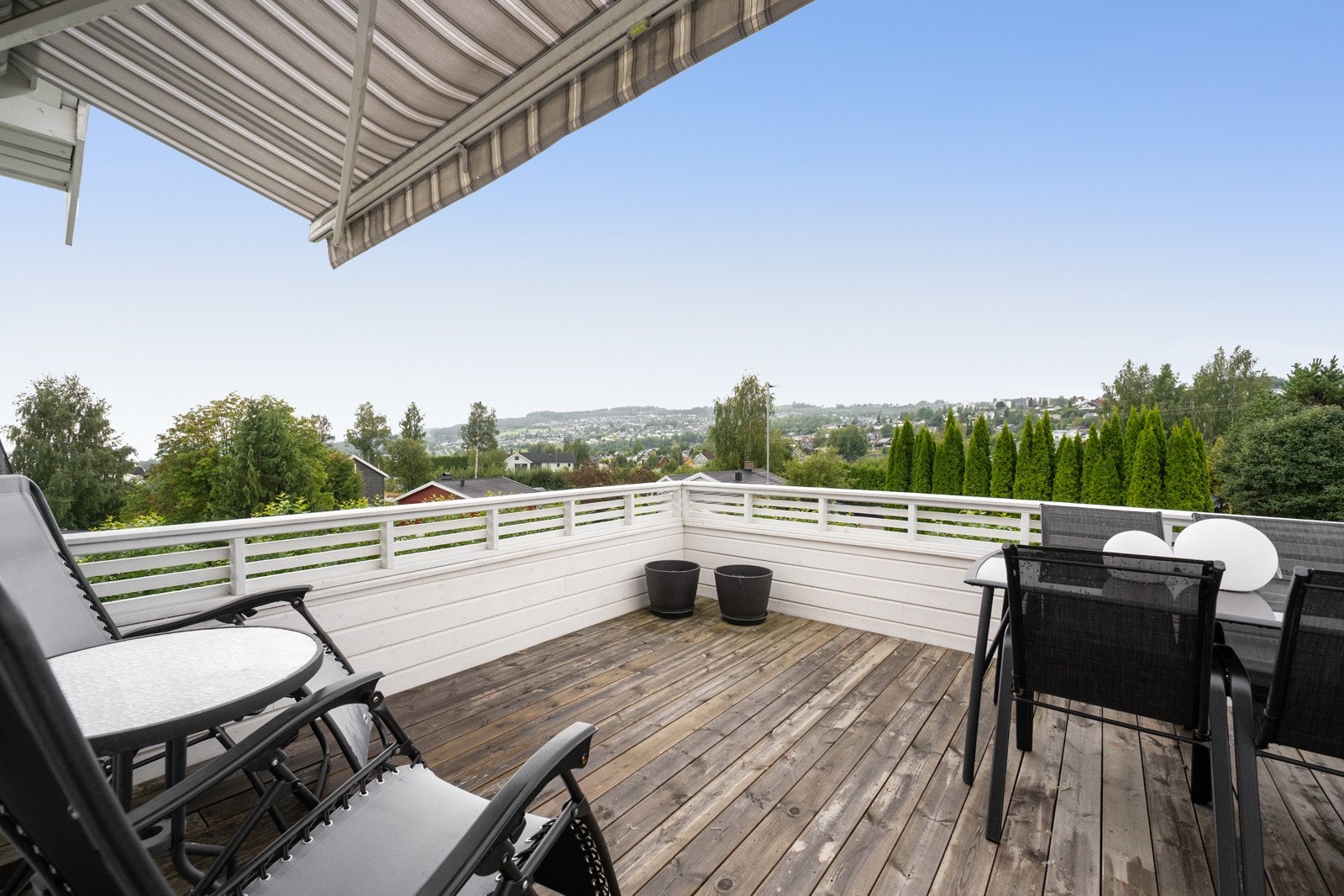 Stor terrasse med utgang fra stua Galleribilde