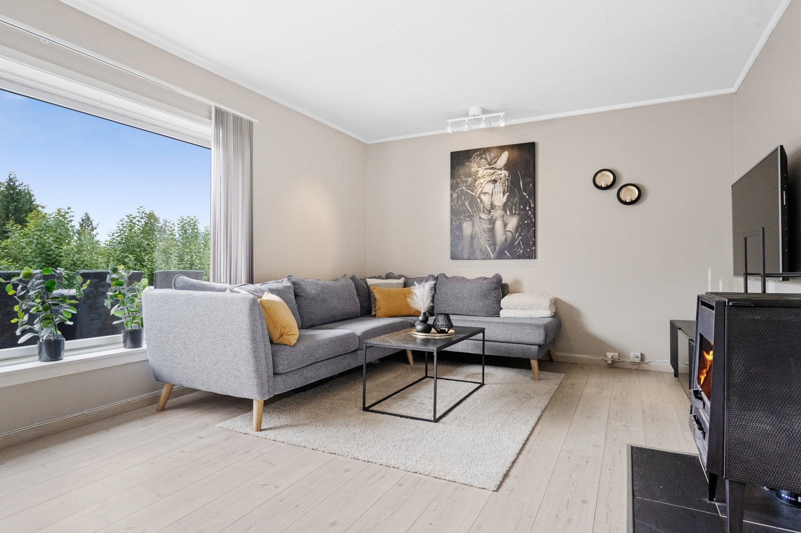 Lys og luftig stue med utgang til stor terrasse Galleribilde