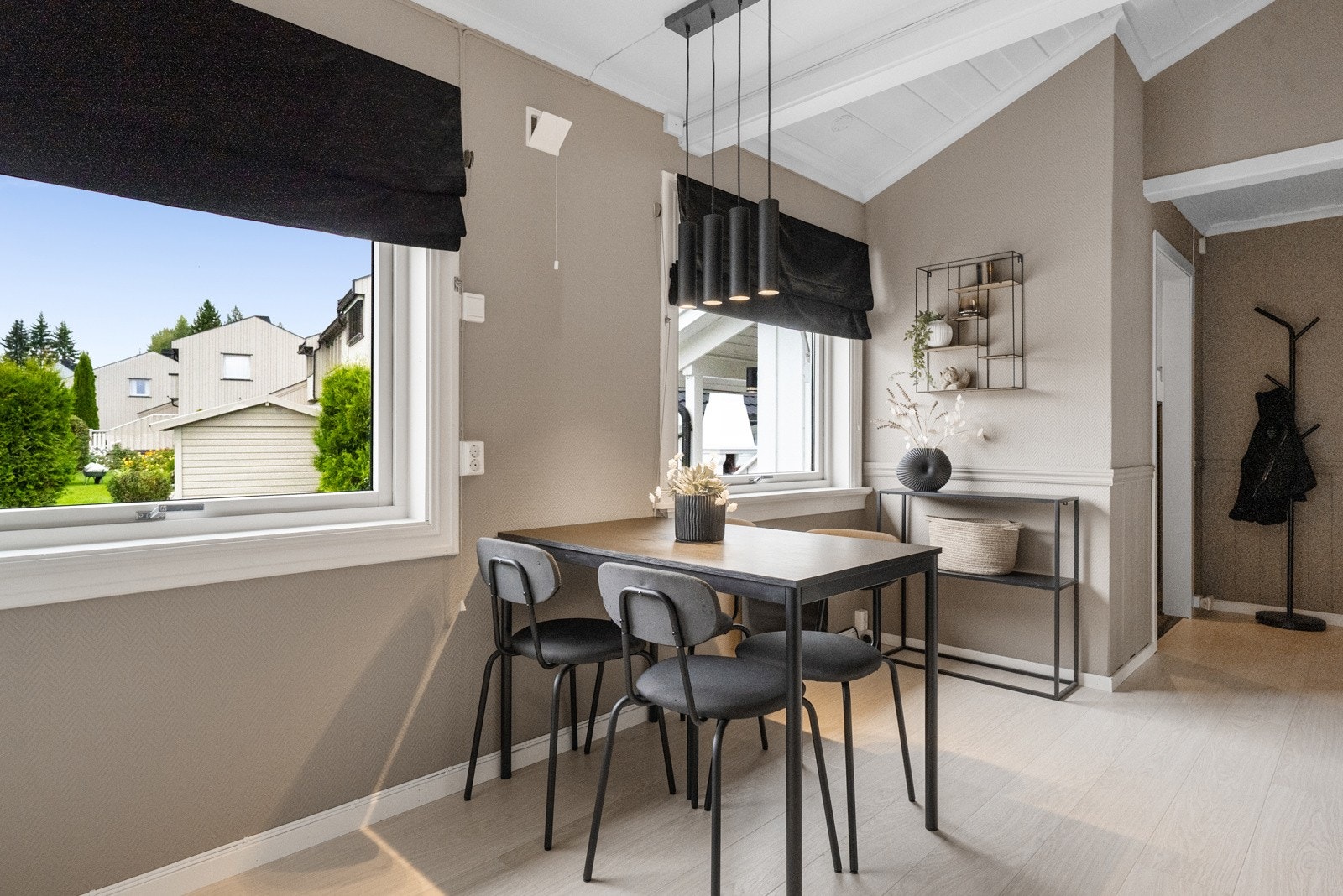 Store vinduer gir godt med lys inn Galleribilde