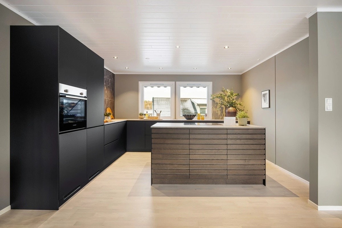 Nyoppusset kjøkken med helt nye hvitevarer Galleribilde