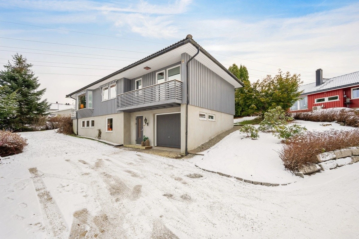 Garasjeporten forsvinner og erstattes med et vindu for å gi plass til to soverom Galleribilde