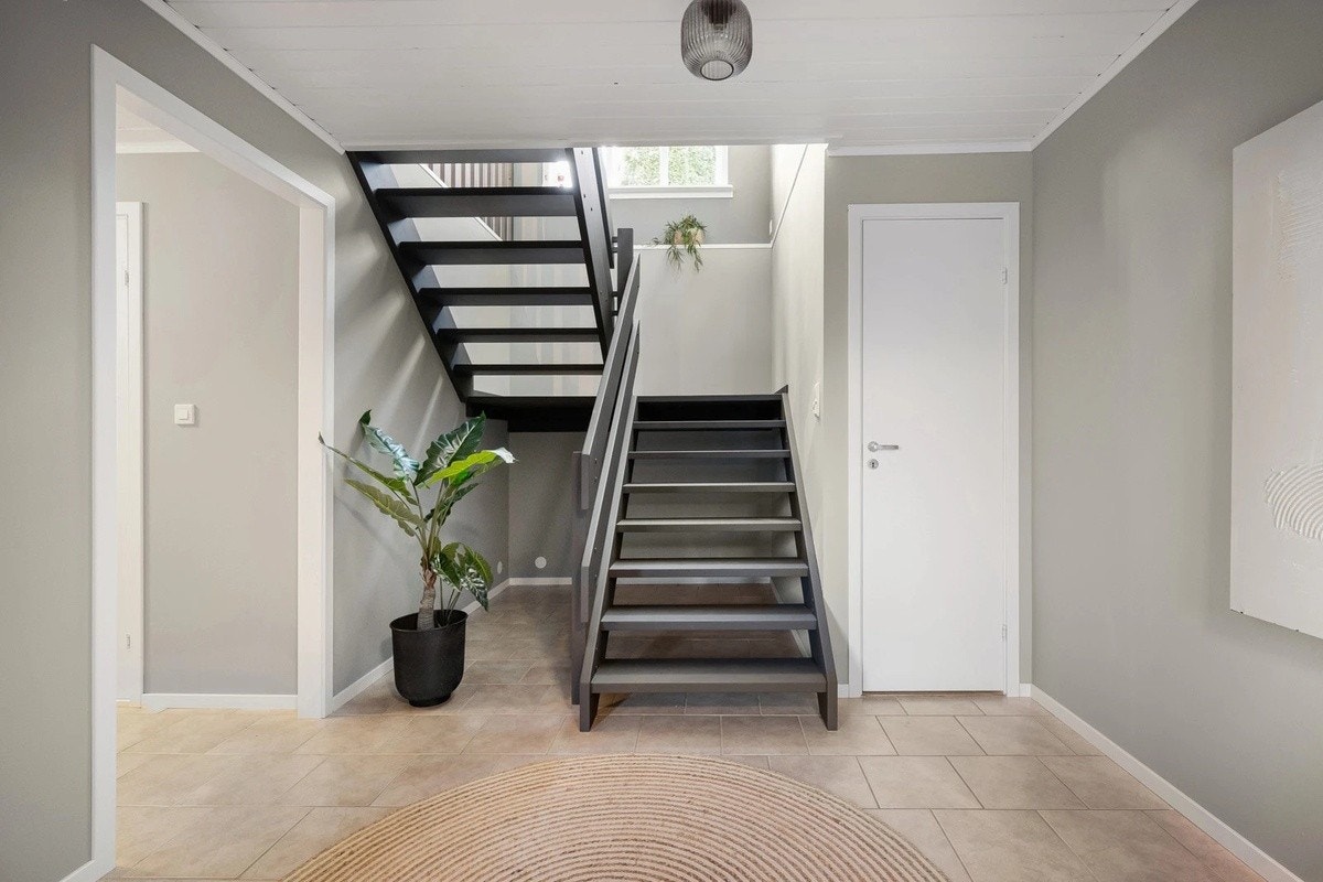 Entré fra underetasje og fører deg videre til trappoppgang, bad og gangen videre til de andre rommene i underetasjen. Galleribilde