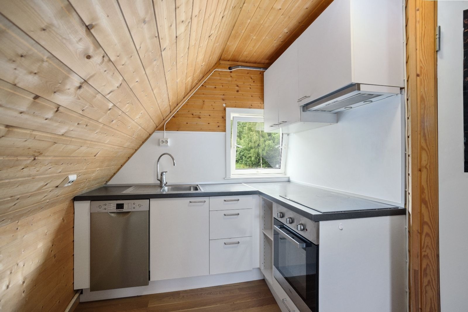 kjøkken med oppvaskmaskin Galleribilde