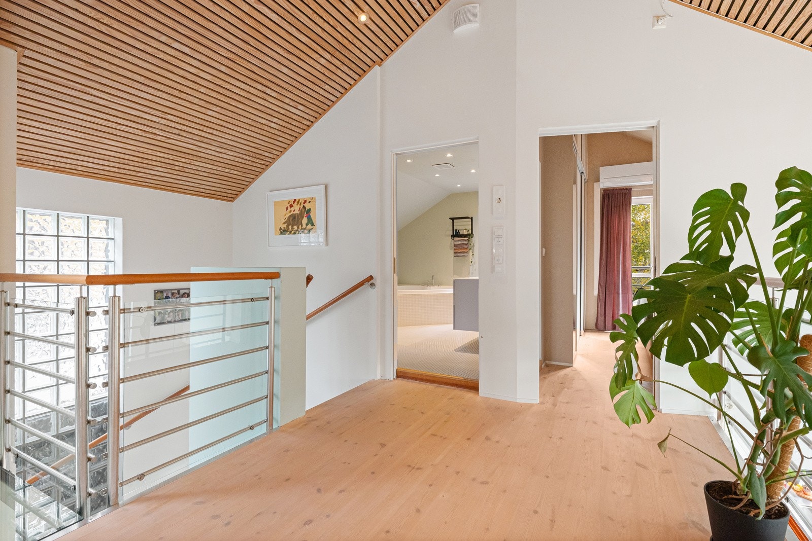 Her møtes man av romslig mellomgang med galleriløsning til etasjen nedenfor, mønt himling med spiletak, og utgang til terrasse, hagestue og hage. Galleribilde