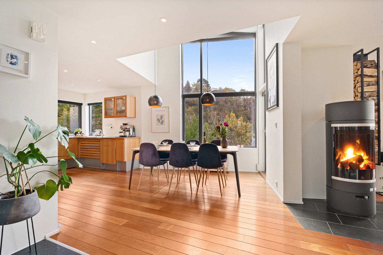 Kjøkkenet er i heltre fra kvalitetsleverandøren Uno Form. Kjøkkenet har et stramt og delikat uttrykk som passer fint sammen med villaens øvrige linjer. Store vinduer gir godt med lys og utsikt, og også her har man delvis galleriløsning mot etasjen over. Galleribilde