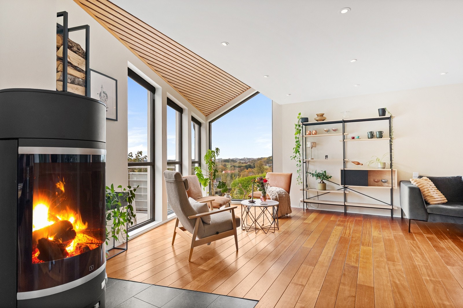 Videre møtes man av en fantastisk stue med åpen løsning mot kjøkken. Det er delvis åpen galleriløsning mot etasjen over, som i kombinasjon med store vindusflater gjør at man føler man "henger" over omgivelsene. Galleribilde