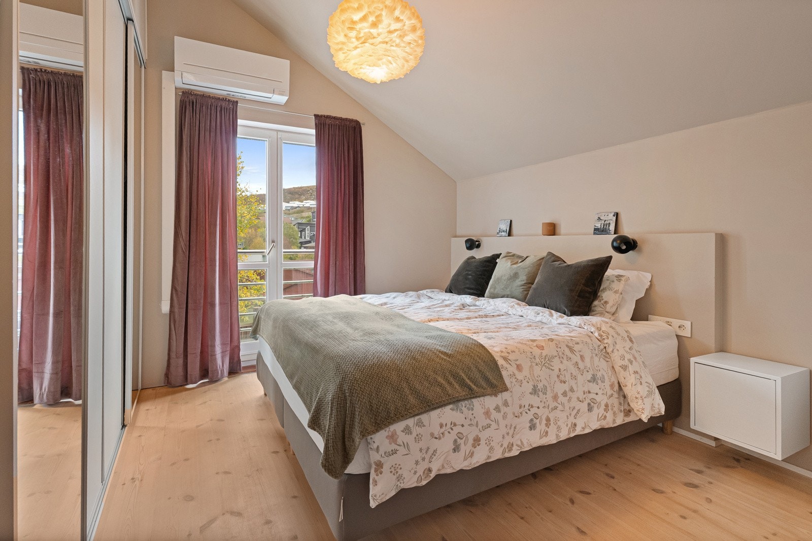 3 romslige soverom, alle med ekstra takhøyde. Det ene soverommet har en artig og praktisk hemsløsning. Alle rommene har god garderobeplass, og hovedsoverom har også direkte adkomst til bad. Galleribilde