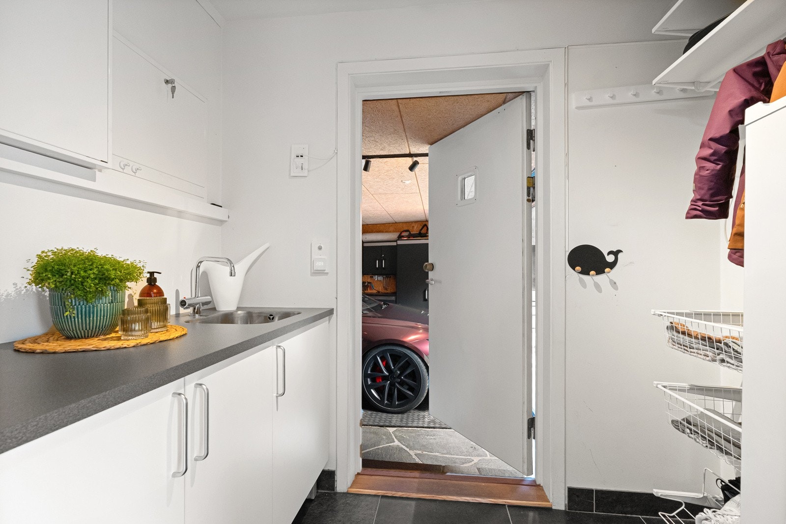 Travle barneforeldre vil nok også verdsette bi-inngangen/grovkjøkkenet mellom den integrerte garasjen og kjøkkenet. Superpraktisk når man kommer hjem med både barn og matvarer! Galleribilde