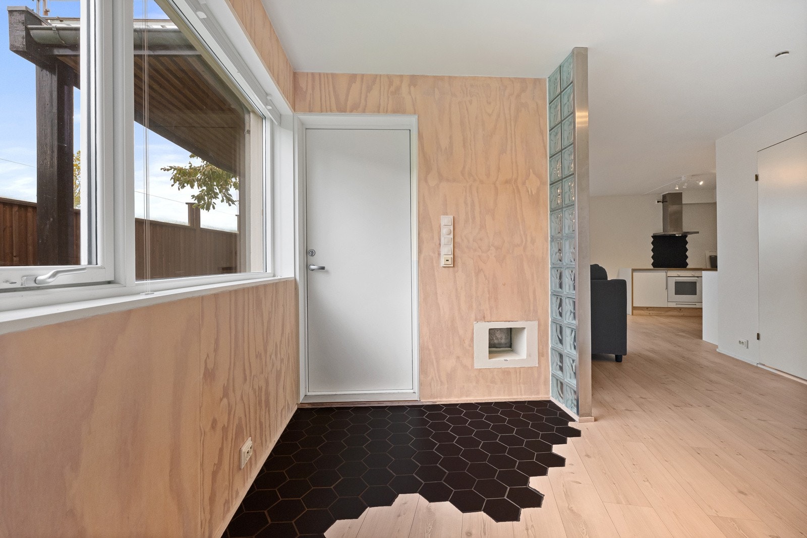 Utleiedelen har en praktisk og fin løsning med entre/gang, stue m/åpen kjøkkenløsning, bad, soverom og bod. Utleiedelen har eget parkerings- og uteplass på egen del av tomten. Delen har en fin og moderne utleiestandard. Integrerte hvitevarer på kjøkken. Galleribilde