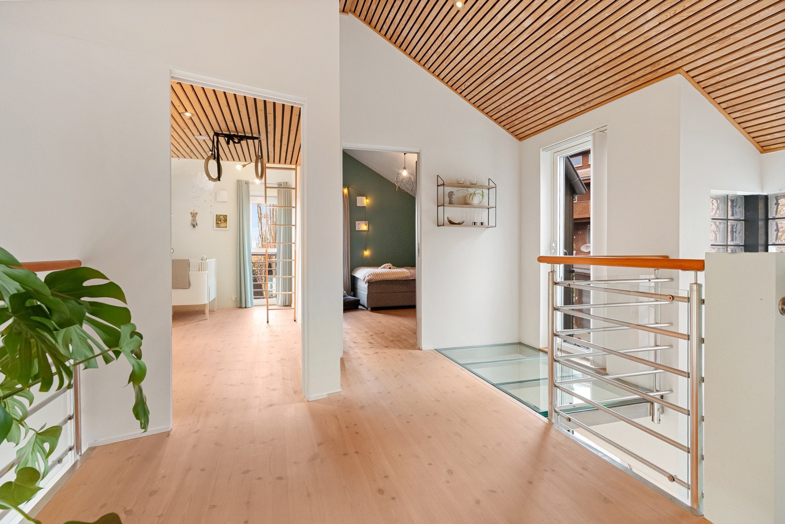 En unik og lekker trapp med glassbyggersten i vegg, fører en opp til villaens 2. etasje. Galleribilde