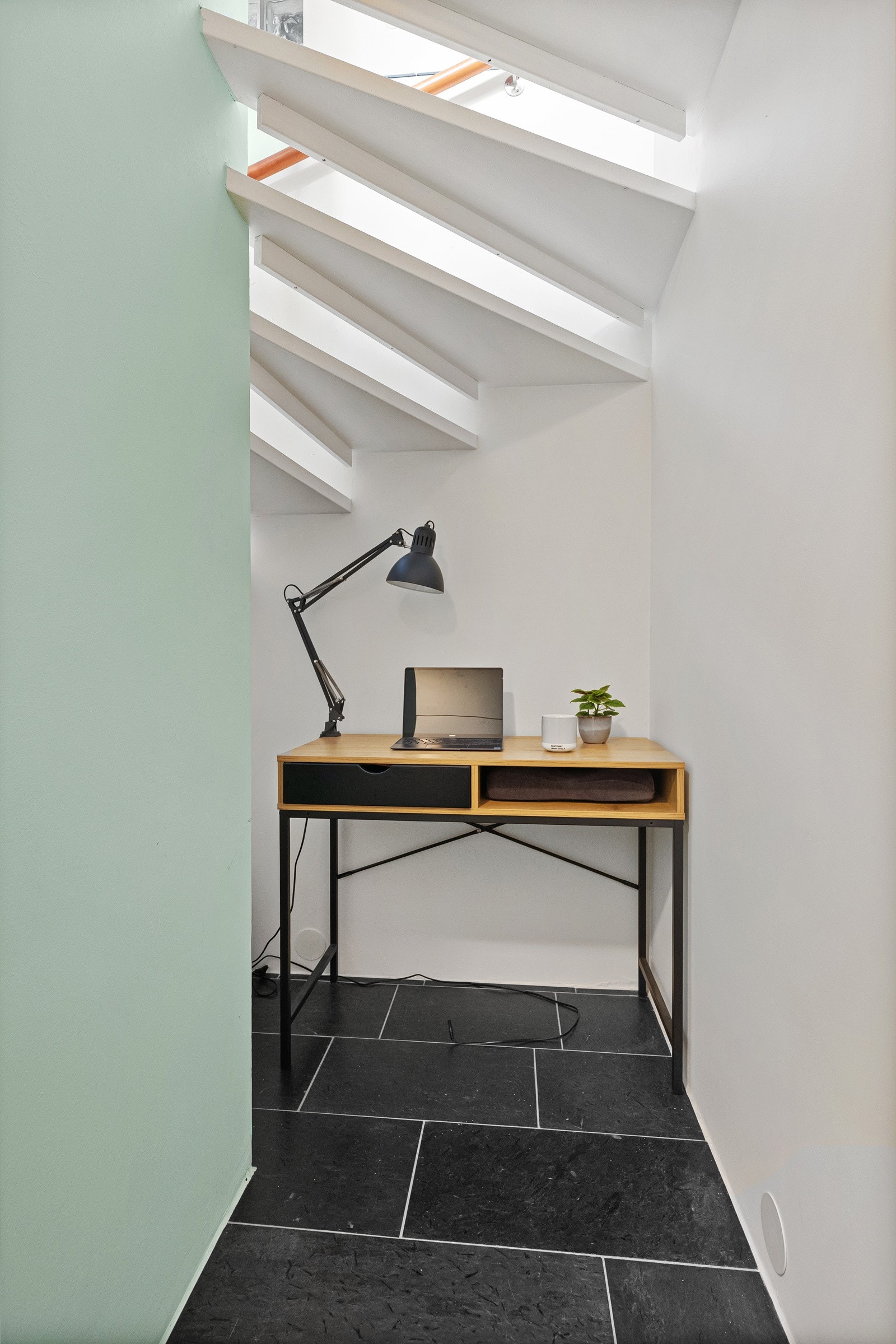 En liten kontorplass under trappen Galleribilde