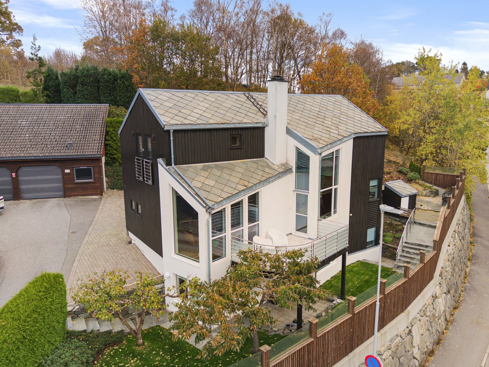 PROAKTIV - Villa på 244 kvm BRA m/godkjent utleiedel og unike løsninger. Rå arkitektur og utsikt. Romslig garasje og nydelig hage Galleribilde