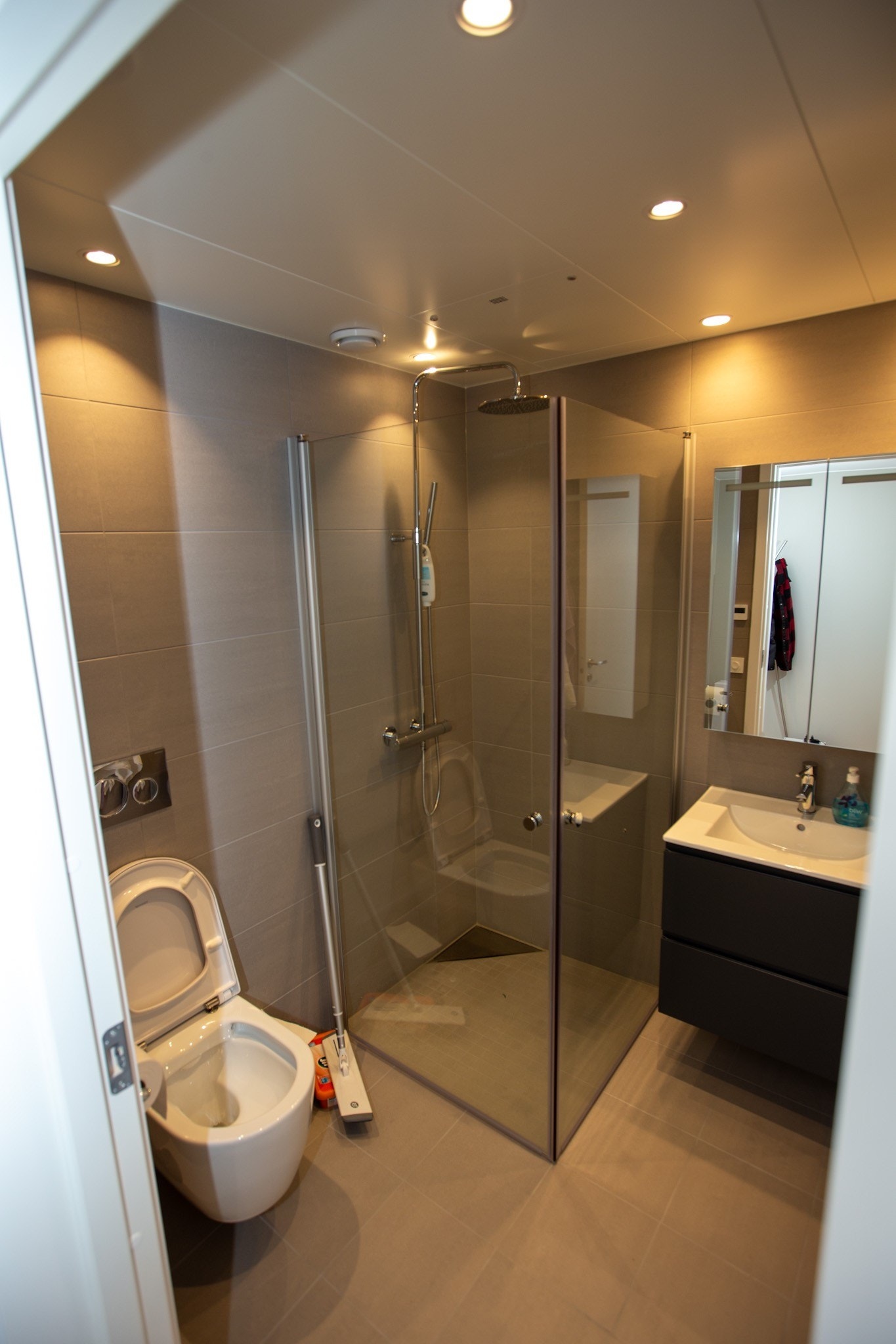 Bad er oppgradert utover standard, med blant annet speilskap, fliser etc Galleribilde