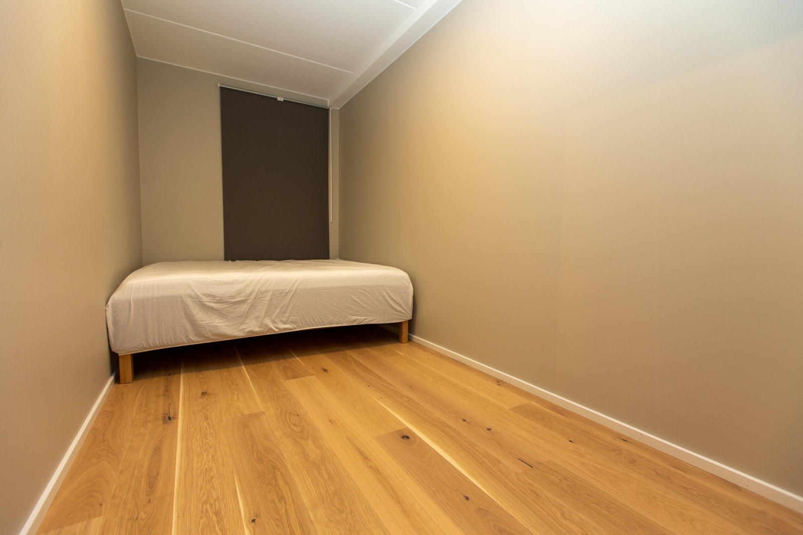 Stort soverom, med mulighet for oppheng av klær osv Galleribilde