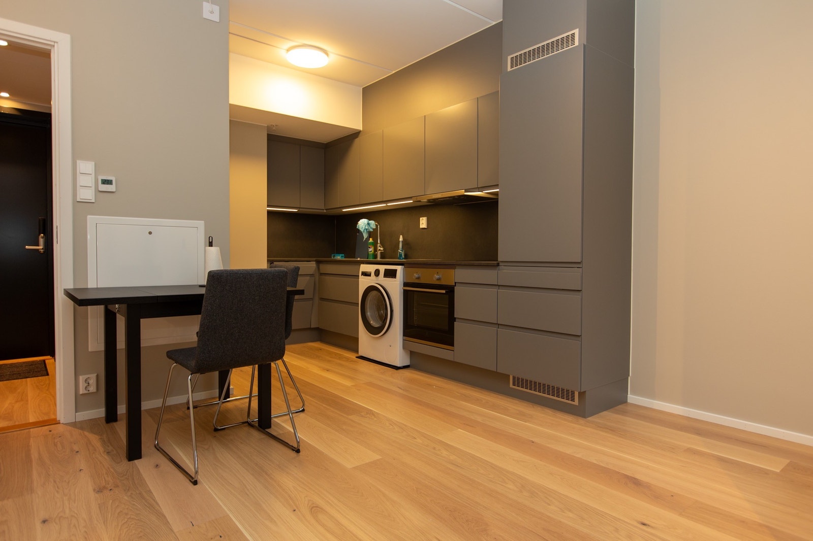 Fullt kjøkken, inkludert hvitevarer Galleribilde