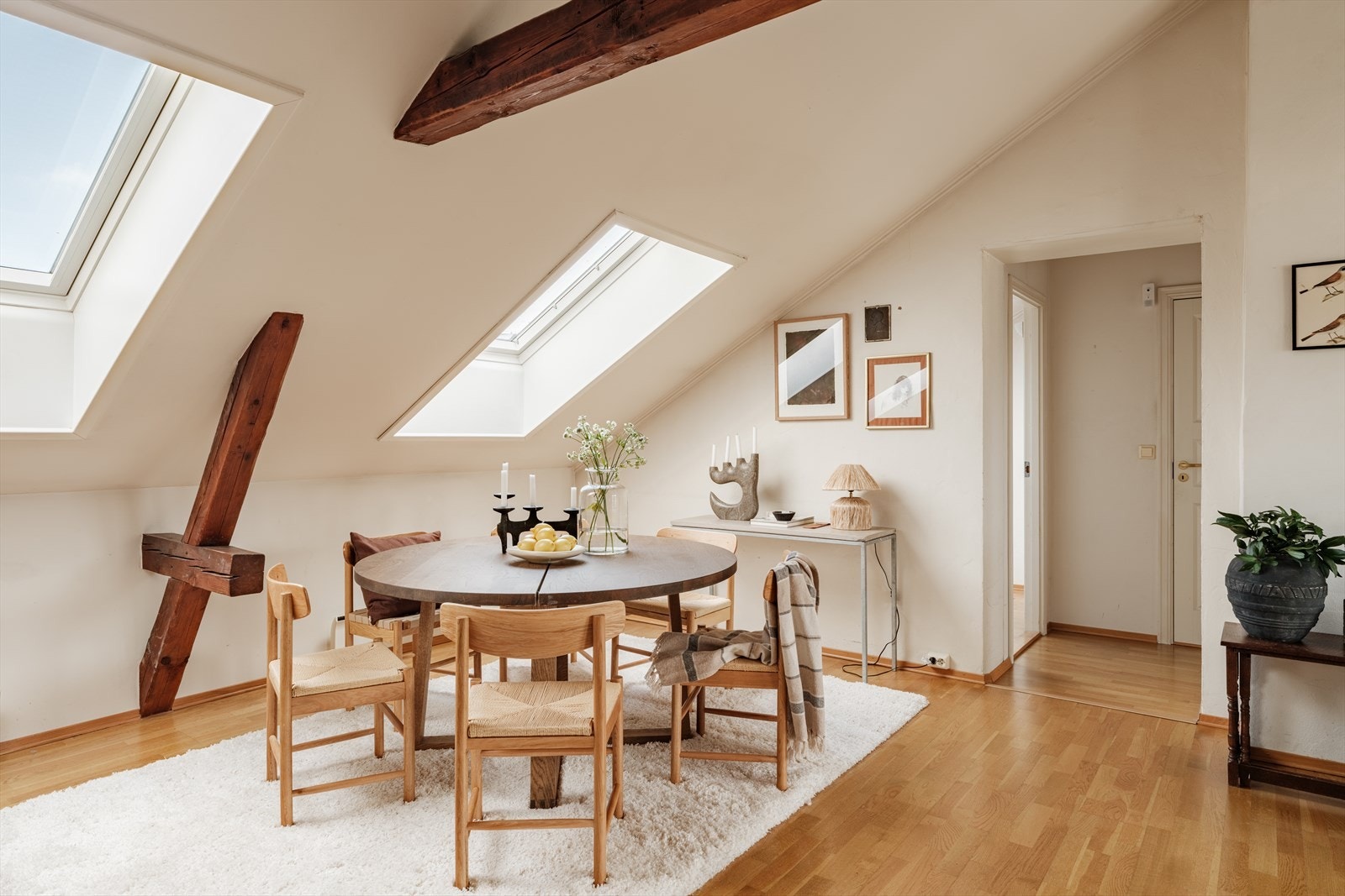 Vinduer i flere himmelretninger gir gode lys- og solforhold. Galleribilde