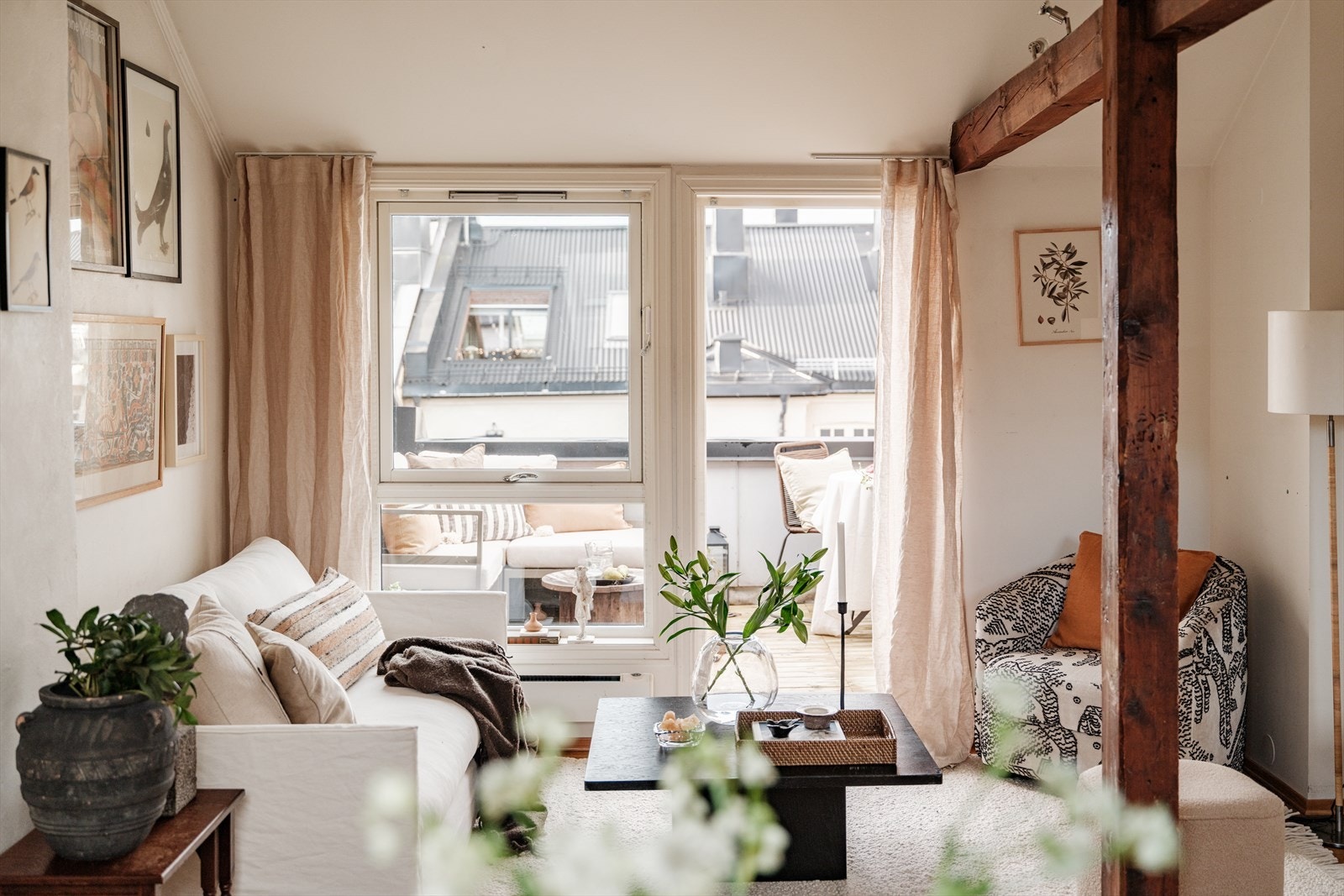 Leiligheten har mange sjarmerende trekk som synlige takbjelker, skråtak med takvinduer og takhøyde opp til ca. 3,5 m. Galleribilde