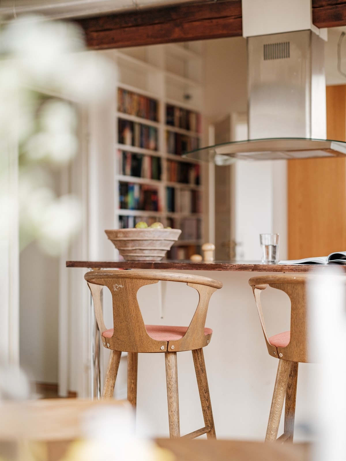 Det er delvis åpen løsning mellom stue og kjøkken. Galleribilde