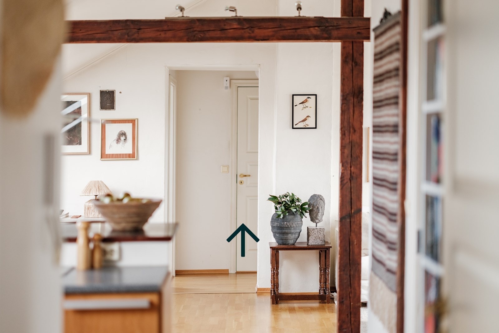 Leiligheten disponerer en romslig kjellerbod, i tillegg har man en praktisk innvendig bod (se pil på bilde og planløsning). Galleribilde