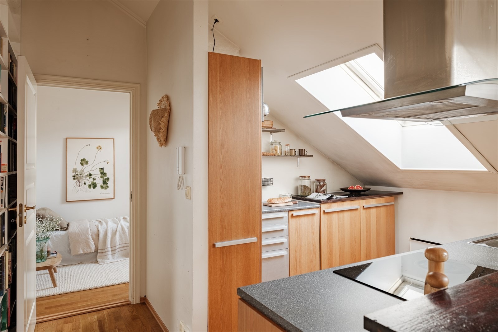 Leiligheten har totalt tre soverom. Det ene ligger bak kjøkkenet, de resterende to ligger i motsatt ende. Galleribilde