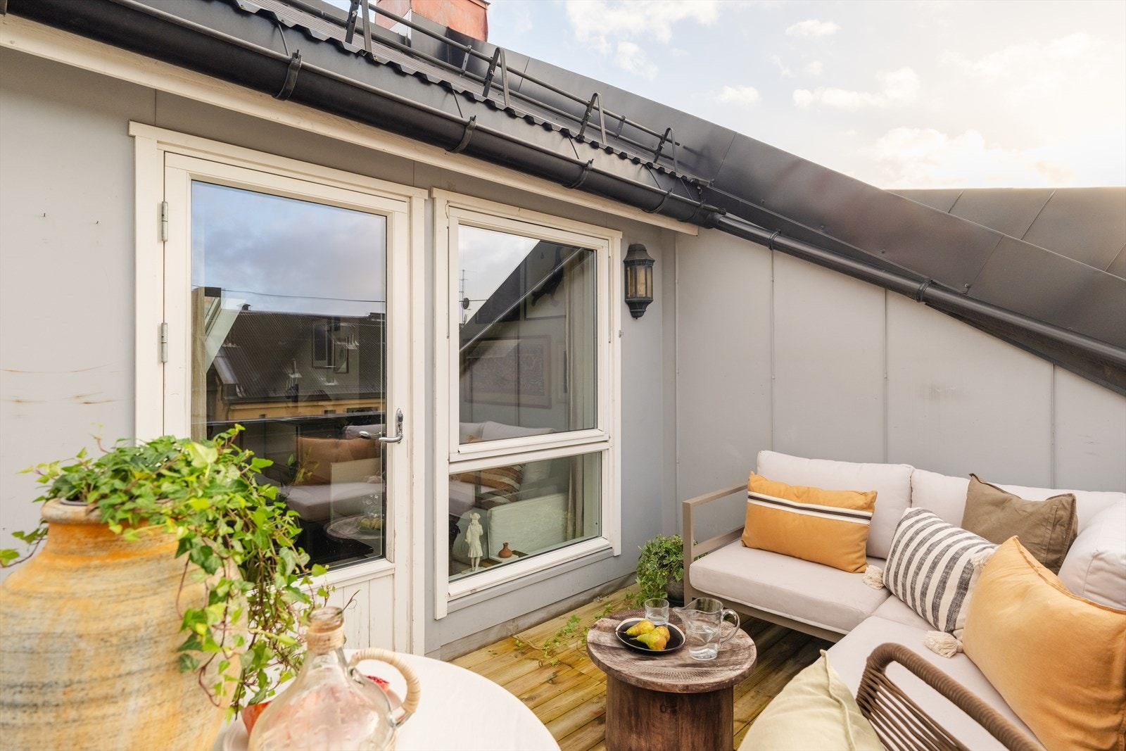 Leiligheten er gjennomgående, med store vindusflater. Galleribilde