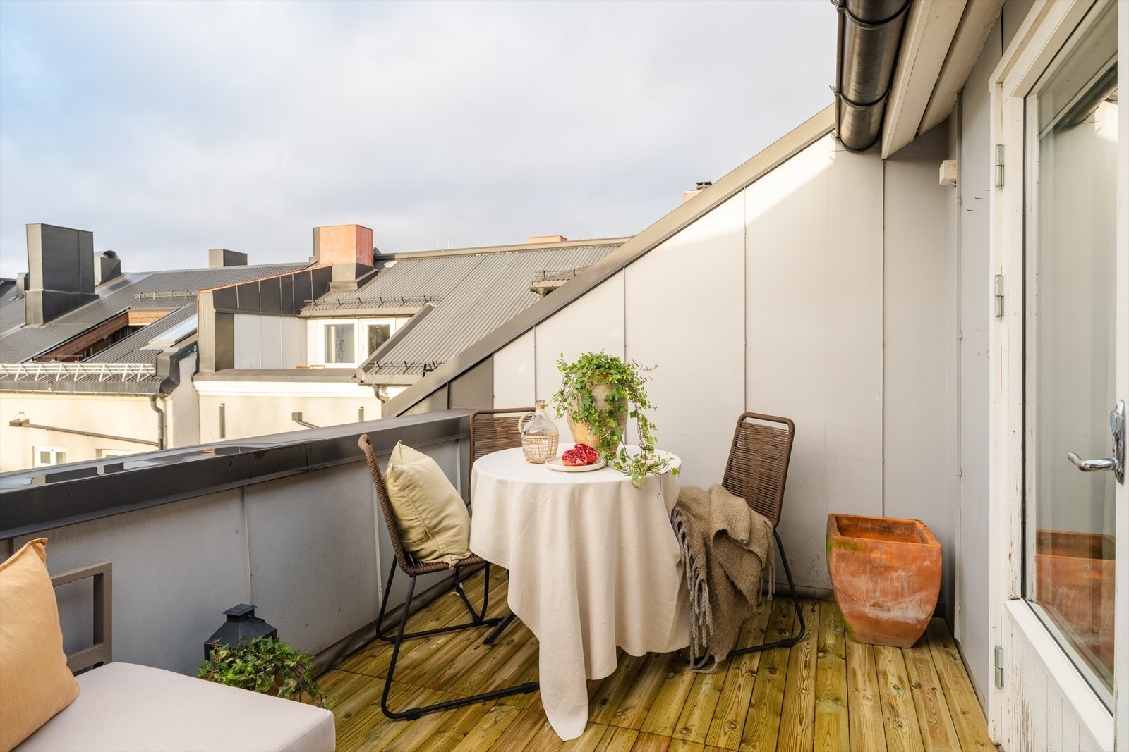 Terrassen vender mot indre gårdsrom og har god plass til diverse utemøbler. Galleribilde