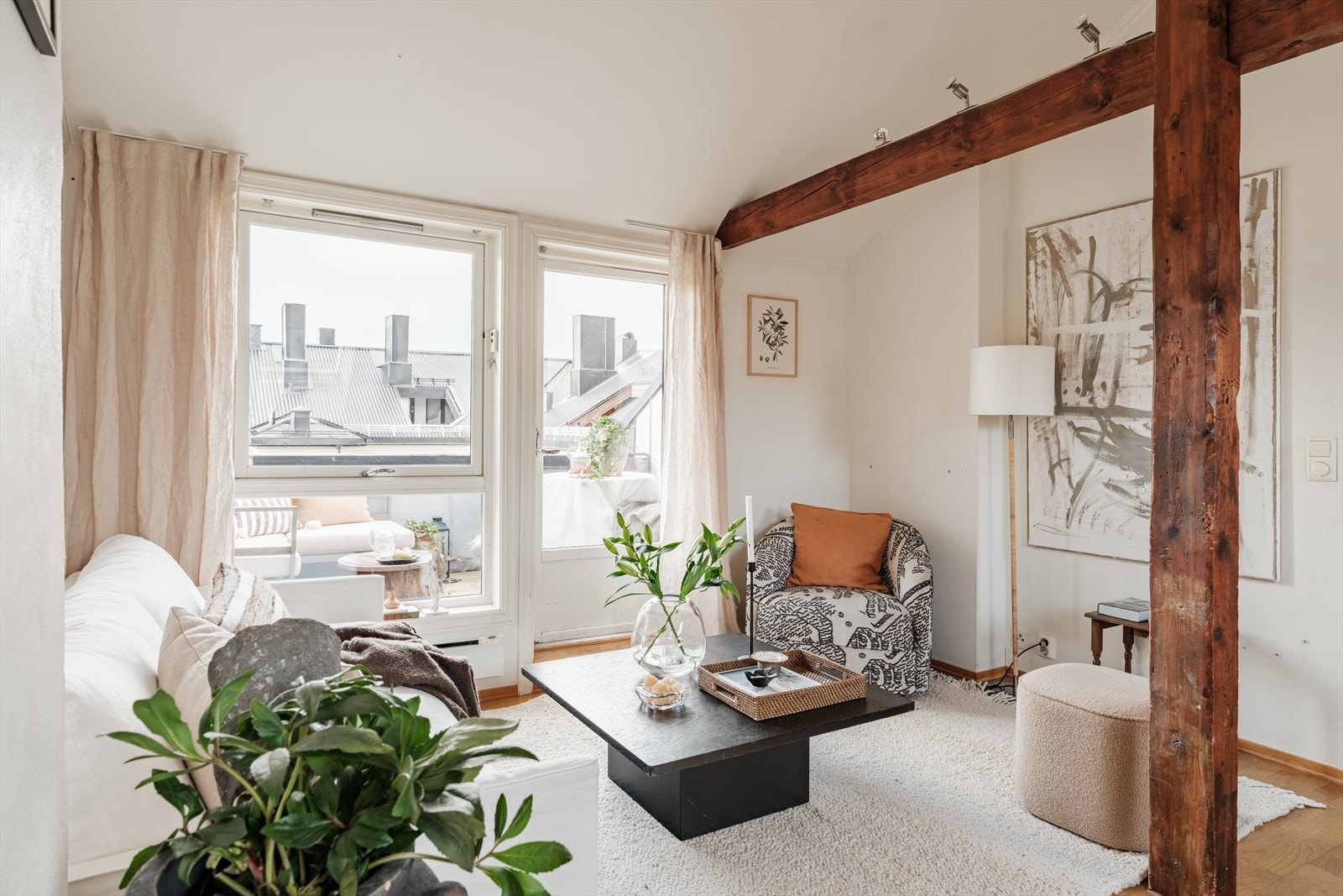 Stuen er romslig med naturlig plass til sofagruppe og spisebord i motsatt ende. Galleribilde