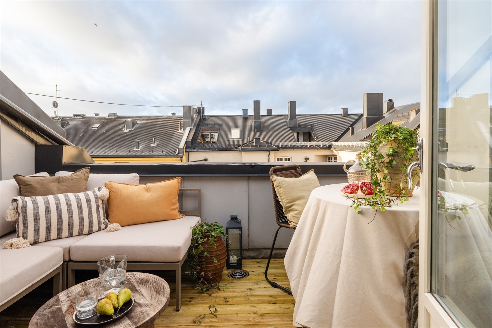 Lys og sjarmerende 3(4)-roms toppleilighet med privat, vestvendt takterrasse. 90 m2 gulvareal. Galleribilde