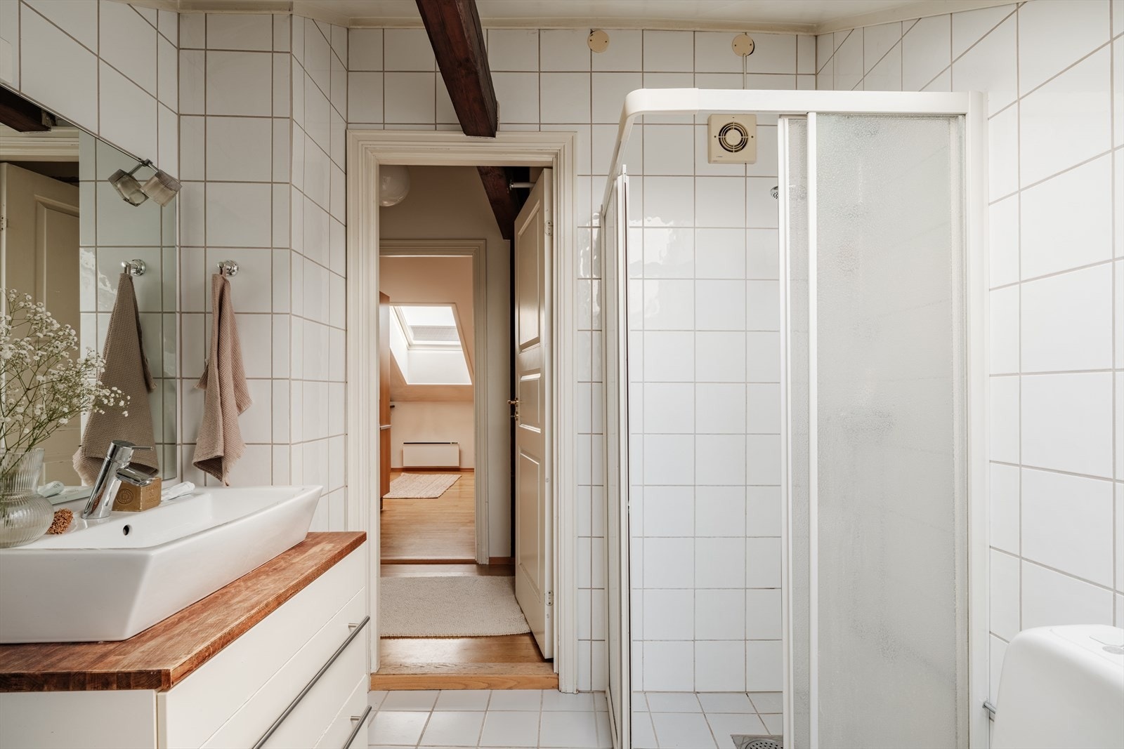 Badet består av dusj, servant og toalett. Det er opplegg til vaskemaskin. Galleribilde