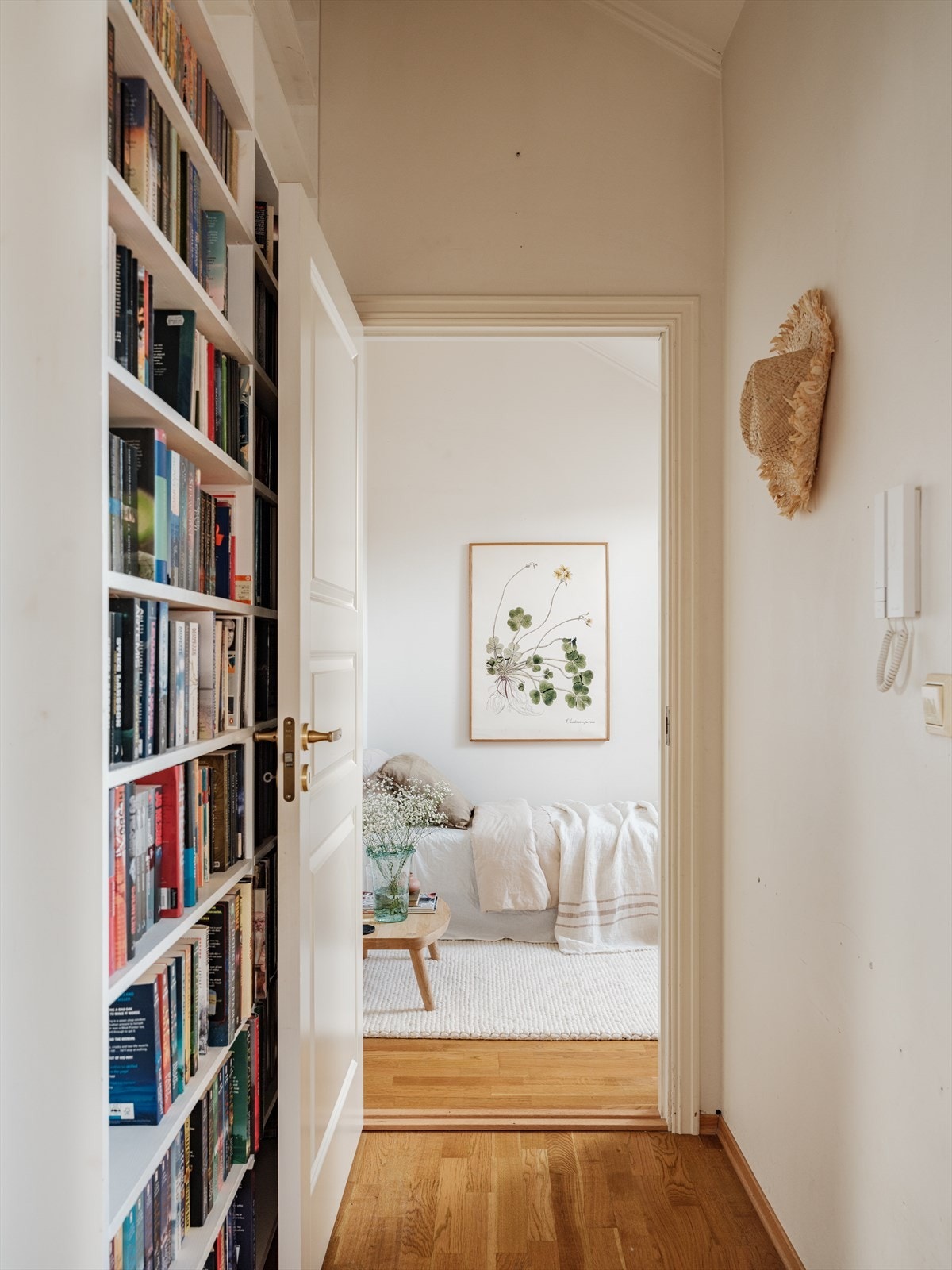 Plassbygget bokhylle i mellomgang som medfølger. Galleribilde