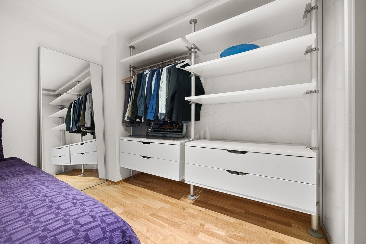 Praktisk garderobeløsning og god oppbevaringsplass. Galleribilde