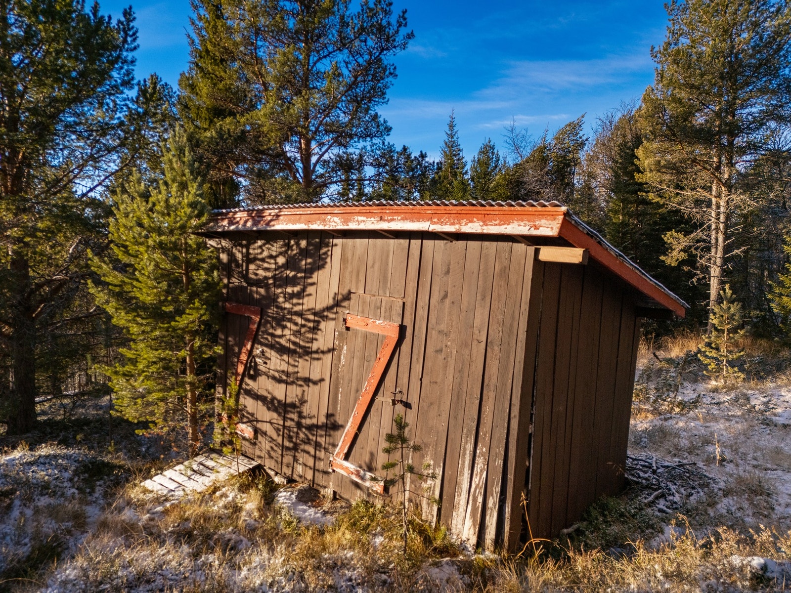 Vedskjul/utedo. Galleribilde