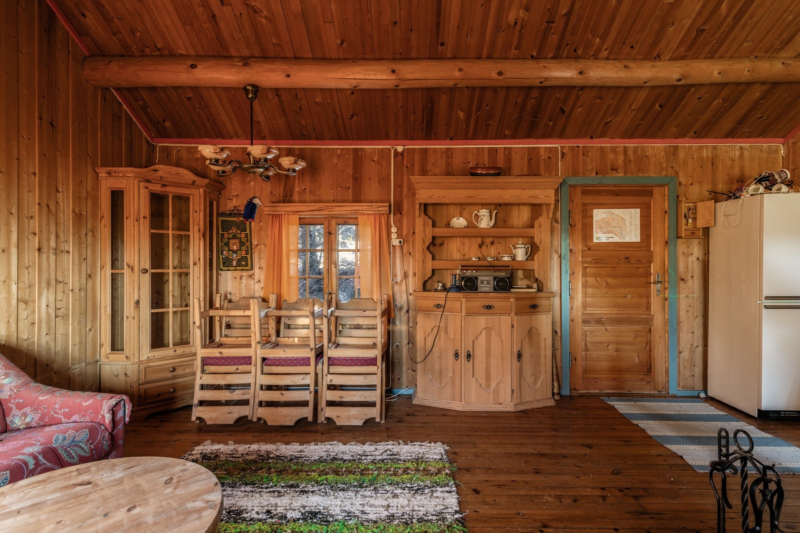 Tradisjonell byggeskikk med trekledning, saltak og vedfyring gir en lun og autentisk følelse. Galleribilde