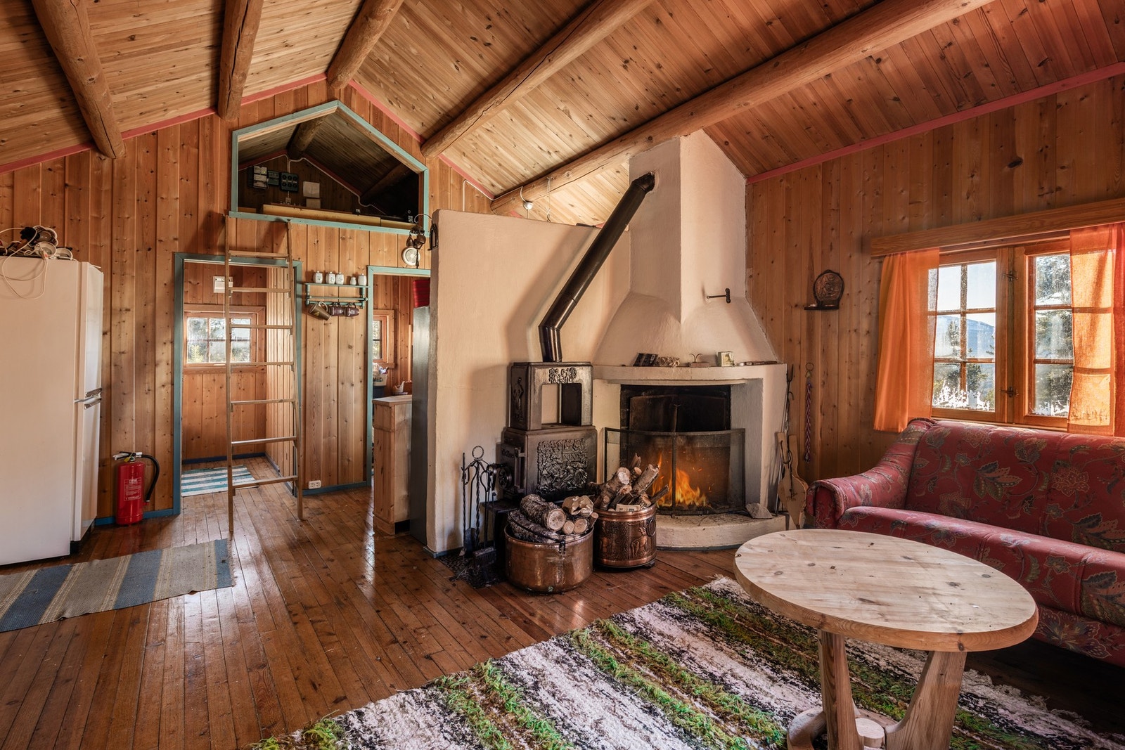 Hytten består av entre, stue, kjøkken og to soverom - alt på ett plan. Galleribilde