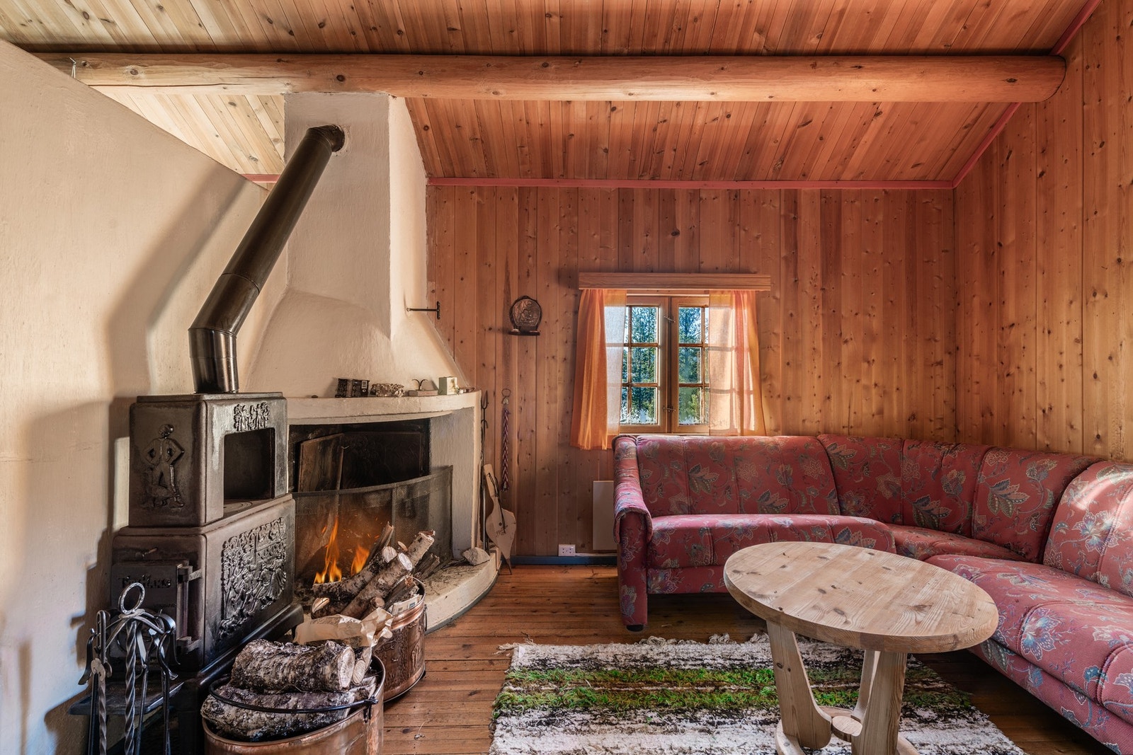 Hytten er oppvarmet via vedfyring og elektrisitet. Galleribilde