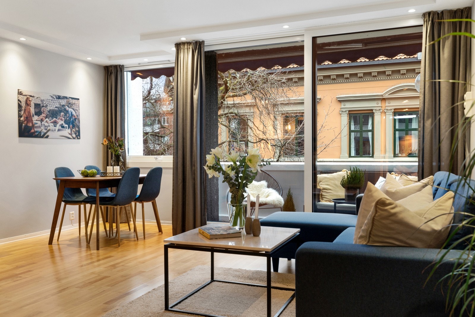 Et herlig allrom med plass til både sofagruppe og spisebord Galleribilde