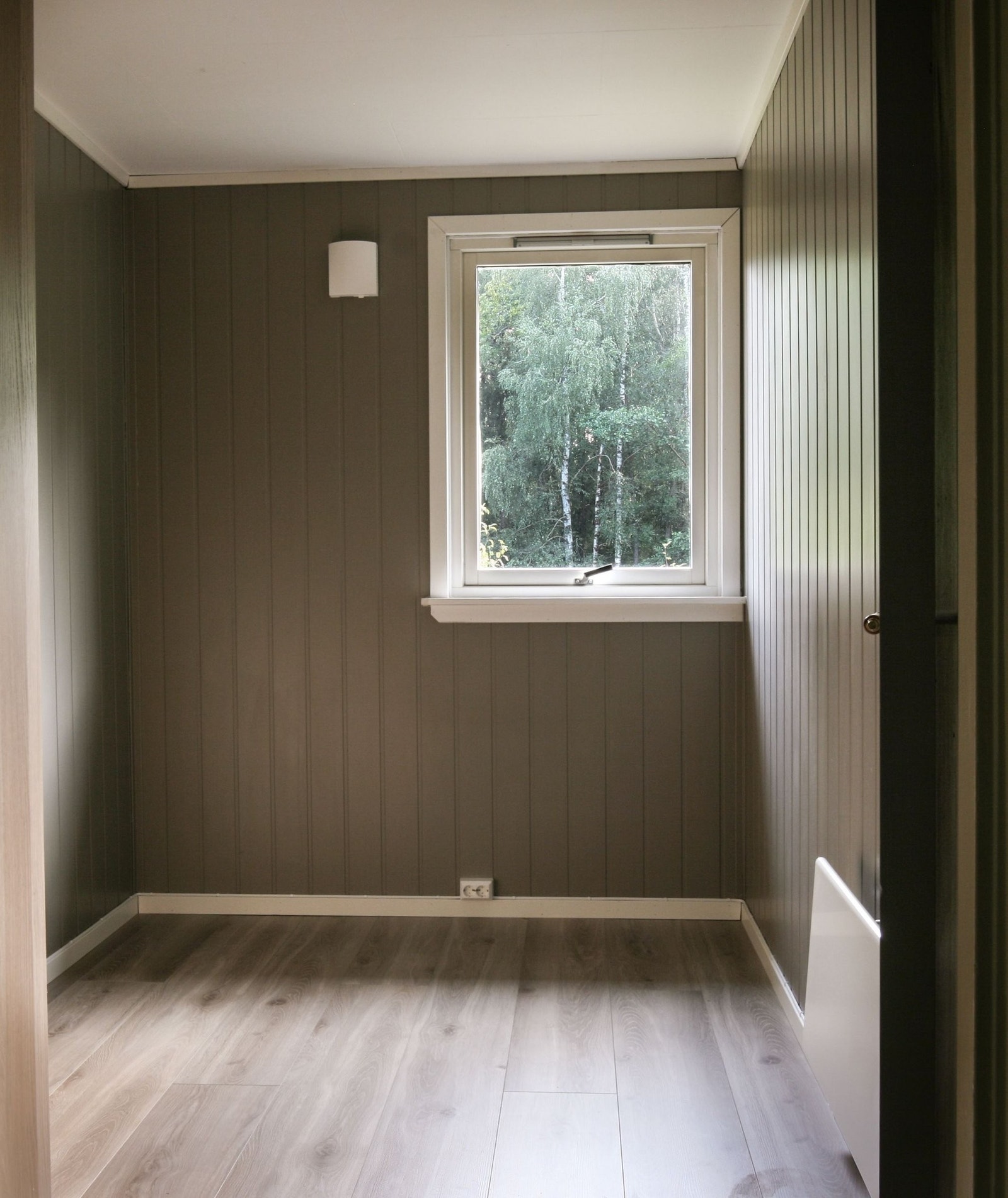 Huset har for øvrig 4 soverom til sammen. Dette soverommet har også utsikt til hagen. Galleribilde