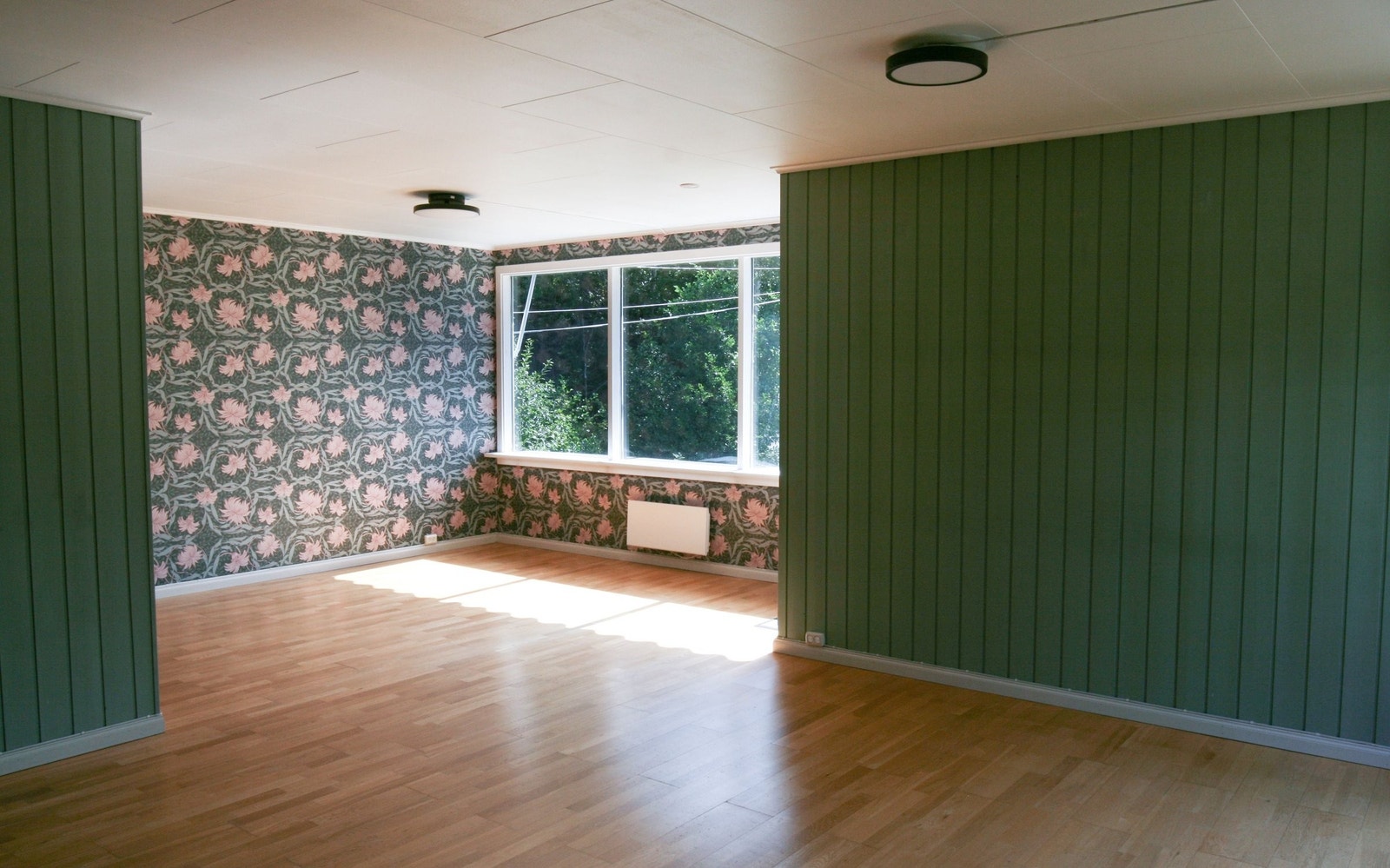 Solrik stue. Taklysene i stua kan også styres via en app. Galleribilde